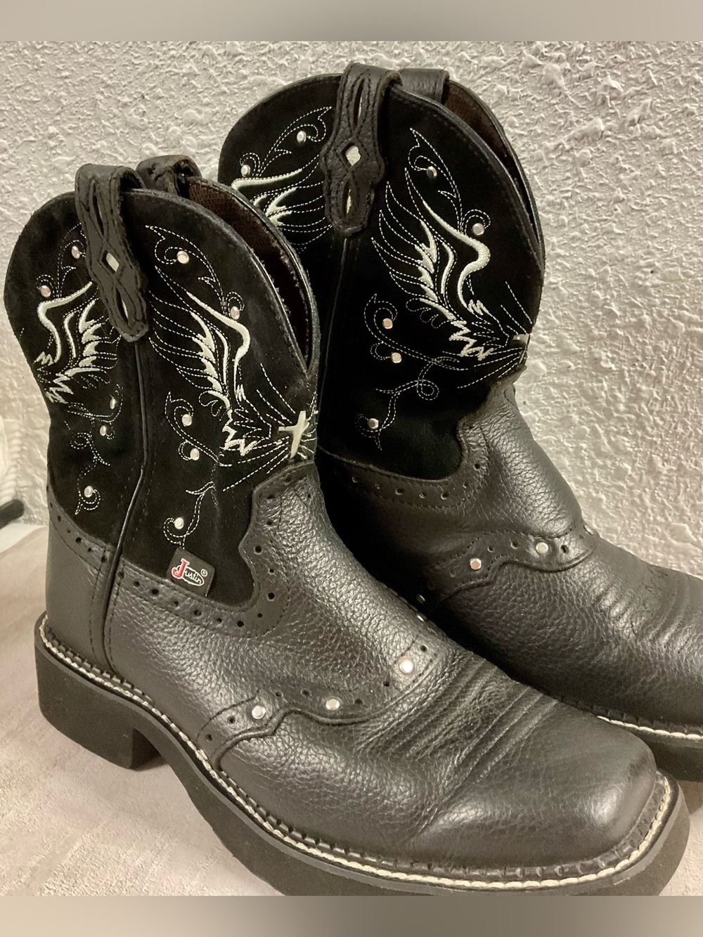 Justin Women's Gypsy Boots Suede/Leather Size 9B Black Crosses & Wings L9977